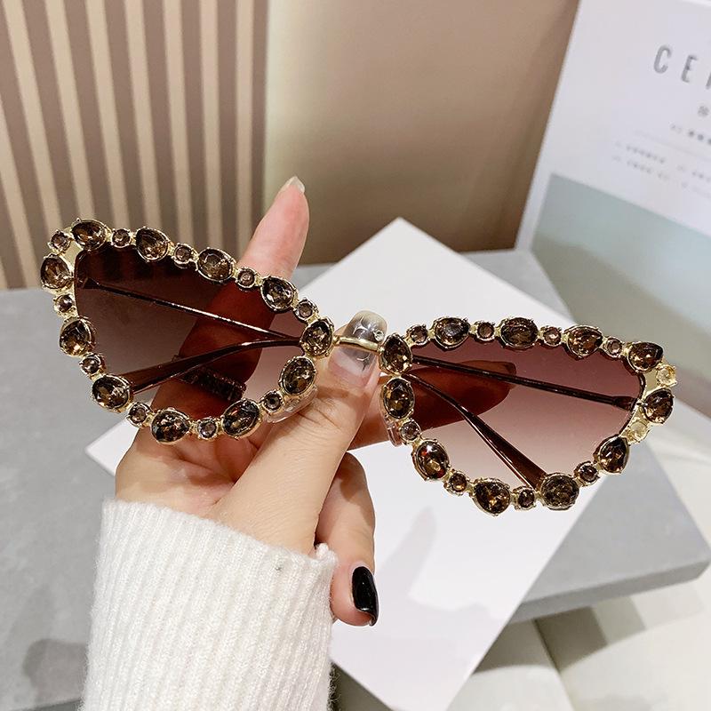 Retro Europäische & Amerikanische Katzenaugen-Strass-Sonnenbrille mit Diamant-Metalldetail