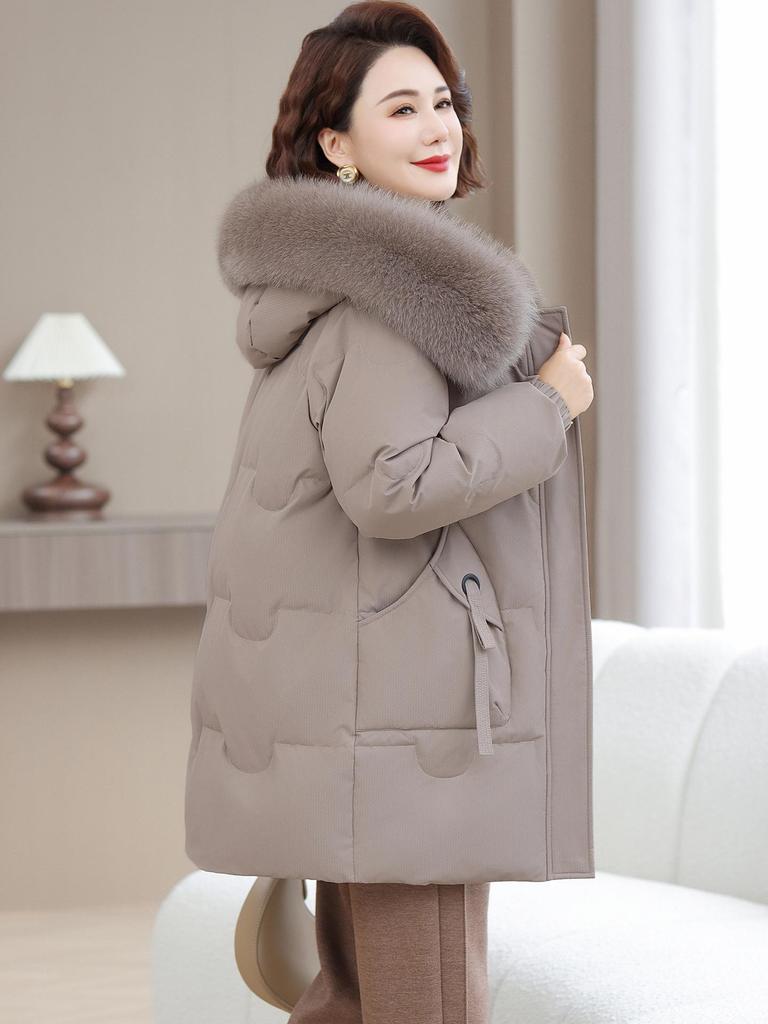 Mittellange Winter-Daunenjacke mit Pelzkragen für Damen - Stilvoll und warm für Mütter mittleren und höheren Alters
