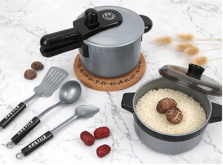 Stort set med köksredskap, möbler, pedagogiska leksaker, barnmat