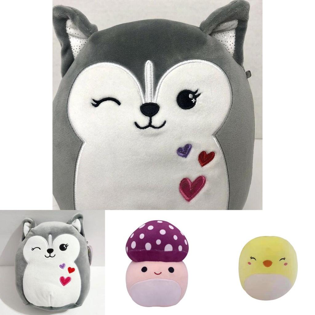 Un mīkstā Squishmallow plīša rotaļlieta ar Stump no Skeleta komandas Bouncer**