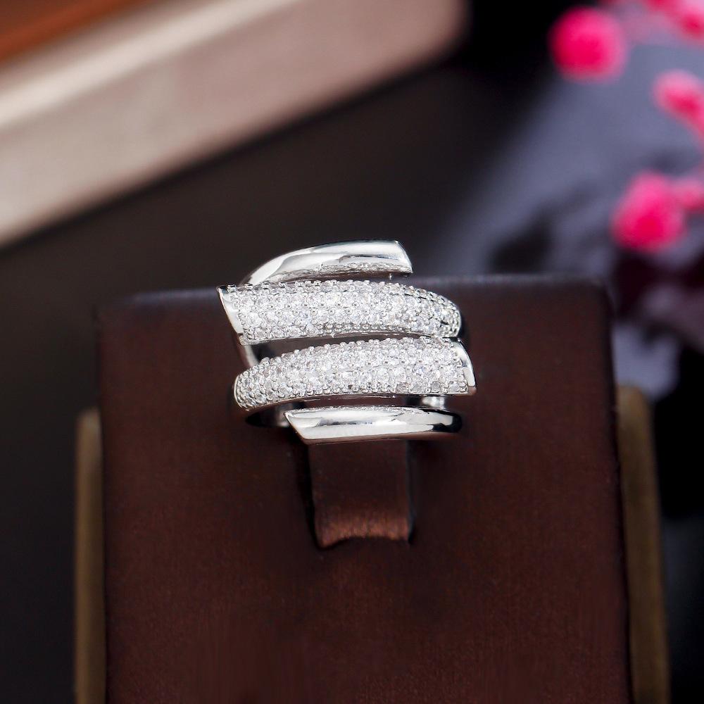 

Designer Flower Pearl Crown Ring Super Fairy Copper Inlaid Zir*****Pen Ring Index Finger Ring біле золото кольору