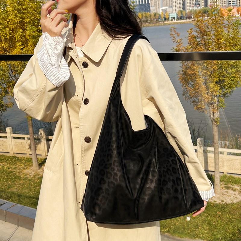 

Trendy Korean-Style Women s Large Capacity Dumpling Shoulder Bag - Winter Casual Fashion 38*13*43cm чёрный