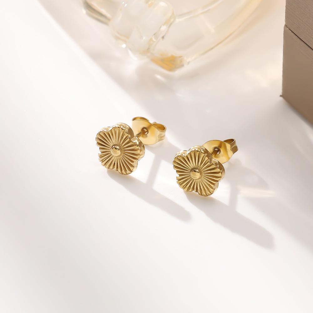 Stylish 9mm Five-Petal Flower Titanium Steel Jewelry Set: Bracelet, Necklace, and Earrings for Women