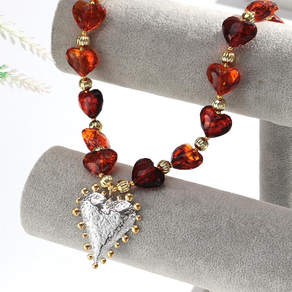 Vintage Amber Resin Heart Beads Choker Necklaces for Women Trendy Love Pendant Necklace Statement Jewelry Accessories Gift