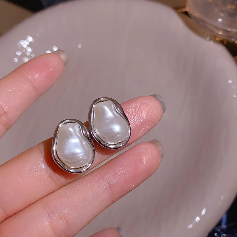 Women's Irregular Baroque Pearl Stud Earrings - High-End Retro French Design