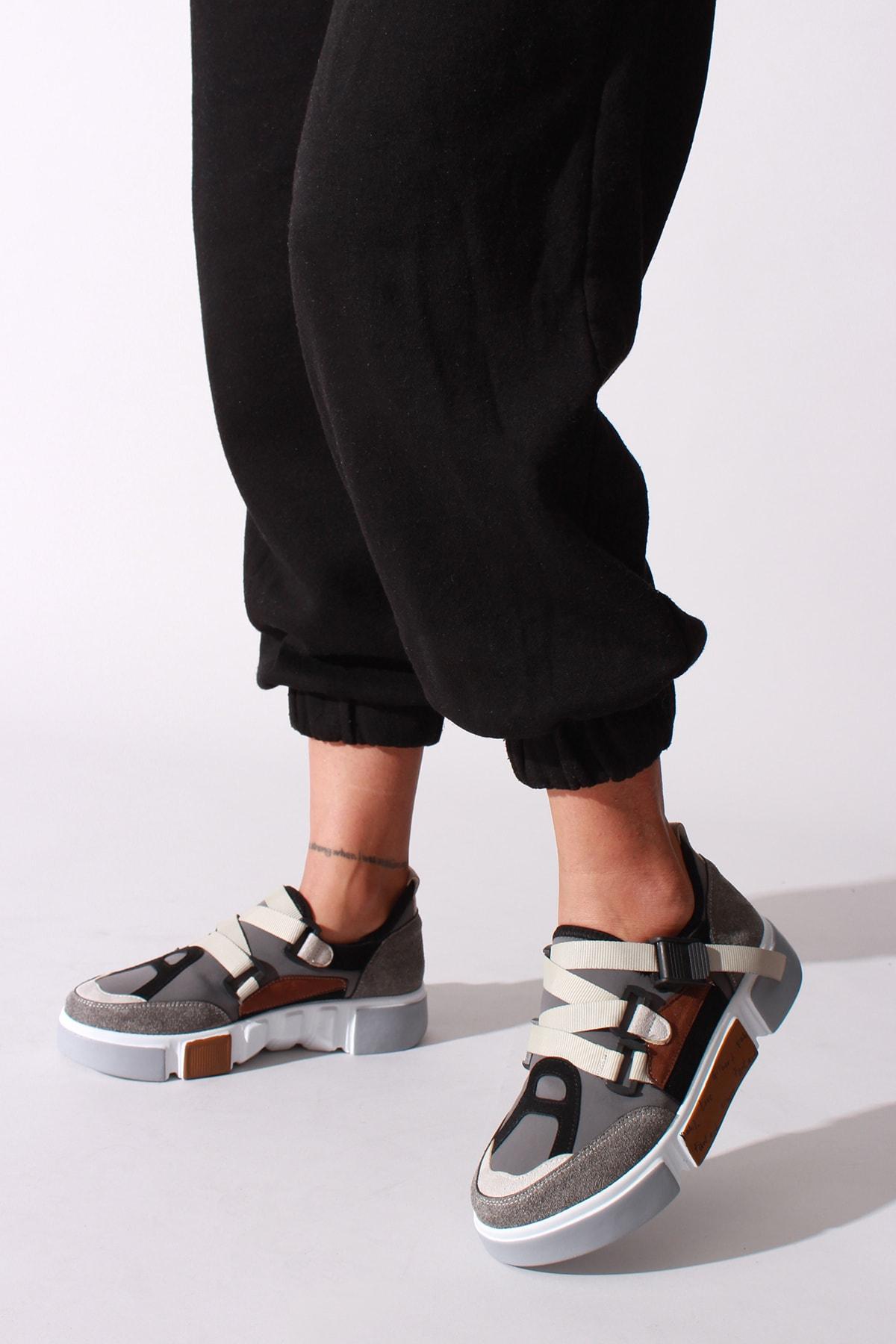 

Женские модные кроссовки серые спортивные