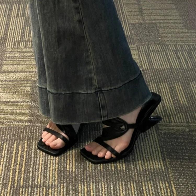 

2025 новая французская мода универсальный нишевый дизайн сандалии на танкетке летние с открытым носком квадратный носок на высоком каблуке крутые шлепанцы женские 40 чёрный