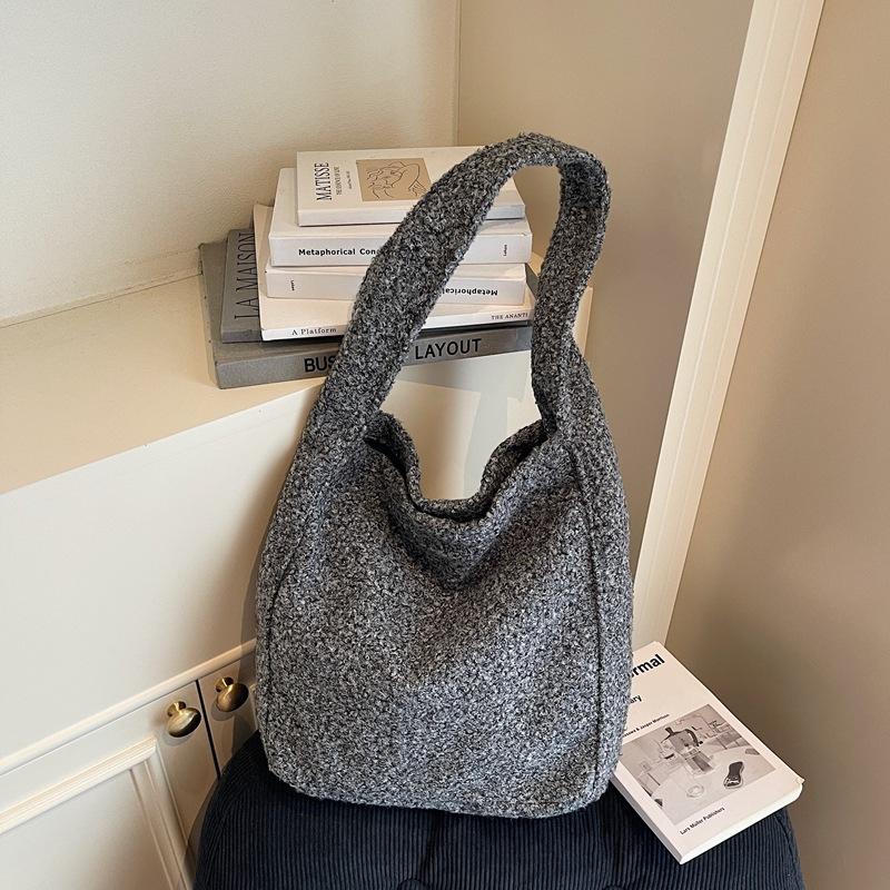 A Unique, Retro, Simple, Fashionable and Stylish Large-capacity Tote Bag, A Niche Single-shoulder Bag for Women