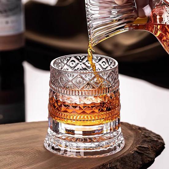 Whiskyglas mit leuchtender Basis 360 Grad drehbarer Whisky Tumbler 260ml Bleifreies Glas Einzigartiges Geschenk für Papa Geburtstag Feiertag