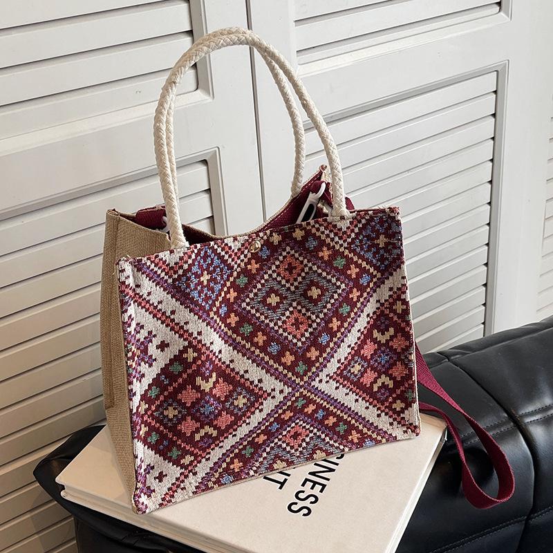 Hochwertige kleine Tasche im Ethno-Stil für Damen. Neue trendige Umhängetasche für Damen. Modische, vielseitige Schultertasche für Damen.