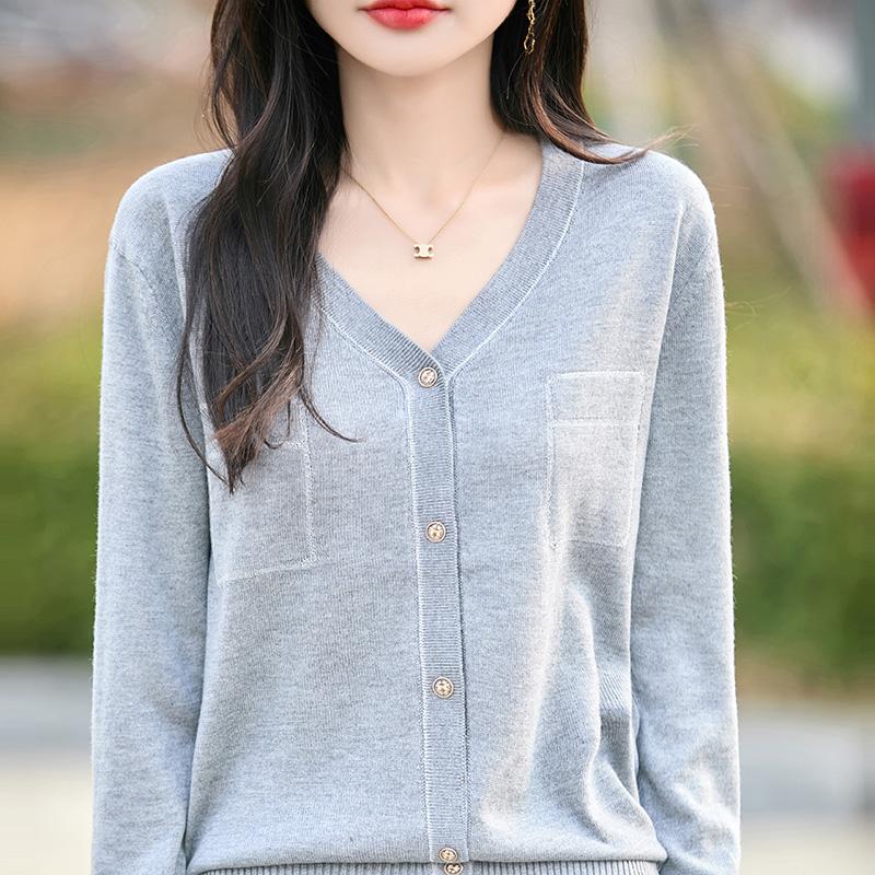 Damekardigan i lett 50% ull 50% morbærsilke - Allsidig strikkeplagg for alle årstider for komfort og stil hele året