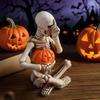Sitzende Haltung menschliches Skelett Umarmt Kürbis Harzskulptur kleines Modell Halloween Dekoration Requisiten Personalisierte Wohnkultur