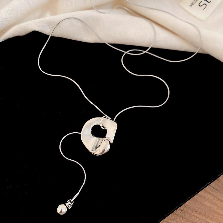 European and American Geometric Pendant Necklace - Elegant, Versatile, High-End Sweater Chain for Women