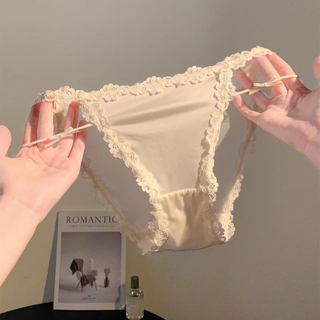 Niedrig geschnittene französische Taro-Lila Satin-Spitzen-Slips mit atmungsaktivem Baumwollzwickel und Beinabschlüssen