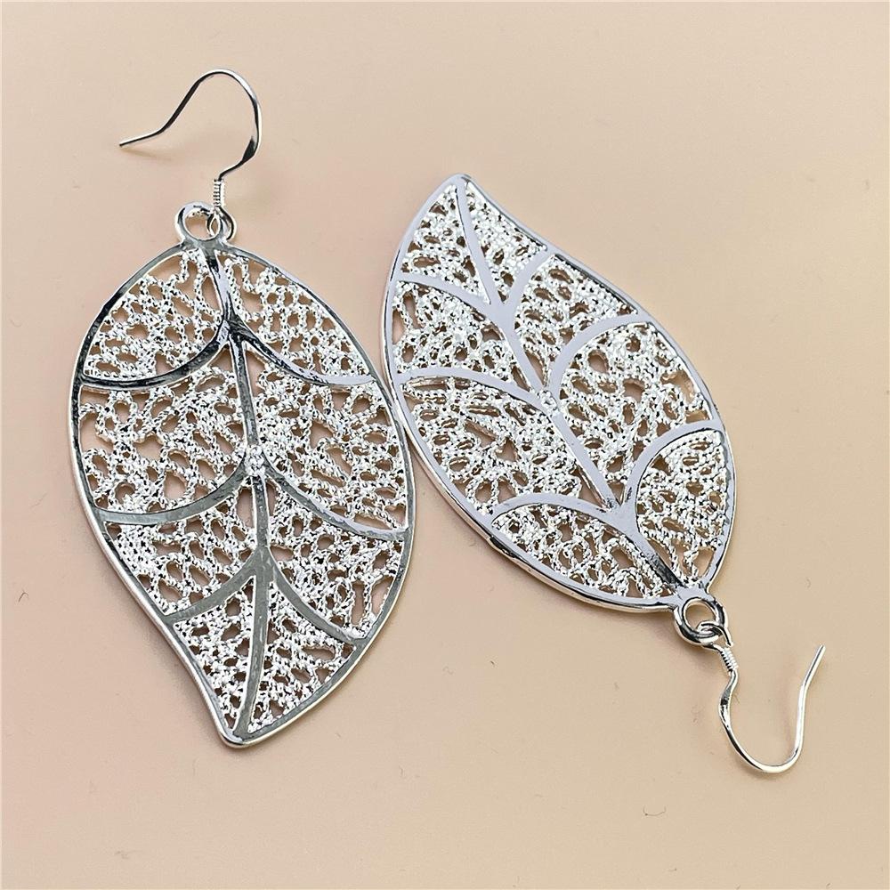 Módní a trendy šperky s postříbřenými dekoracemi, nádherné retro náušnice ze stříbra S925