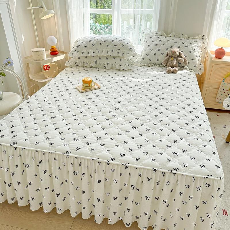 3-teiliges Bettrock-Set mit einfarbiger Spitzenverzierung Enthält (1 Bettrock + 2 Kissenbezüge) Ohne Kern. Die Matratzenhülle Schutzhülle