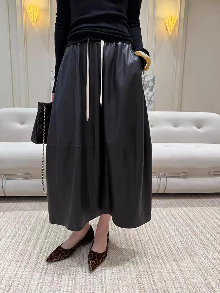Noble Flare Umbrella Skirt: Bud-Shaped Sheepskin Midi with Elastic Waist for Versatile Commuting