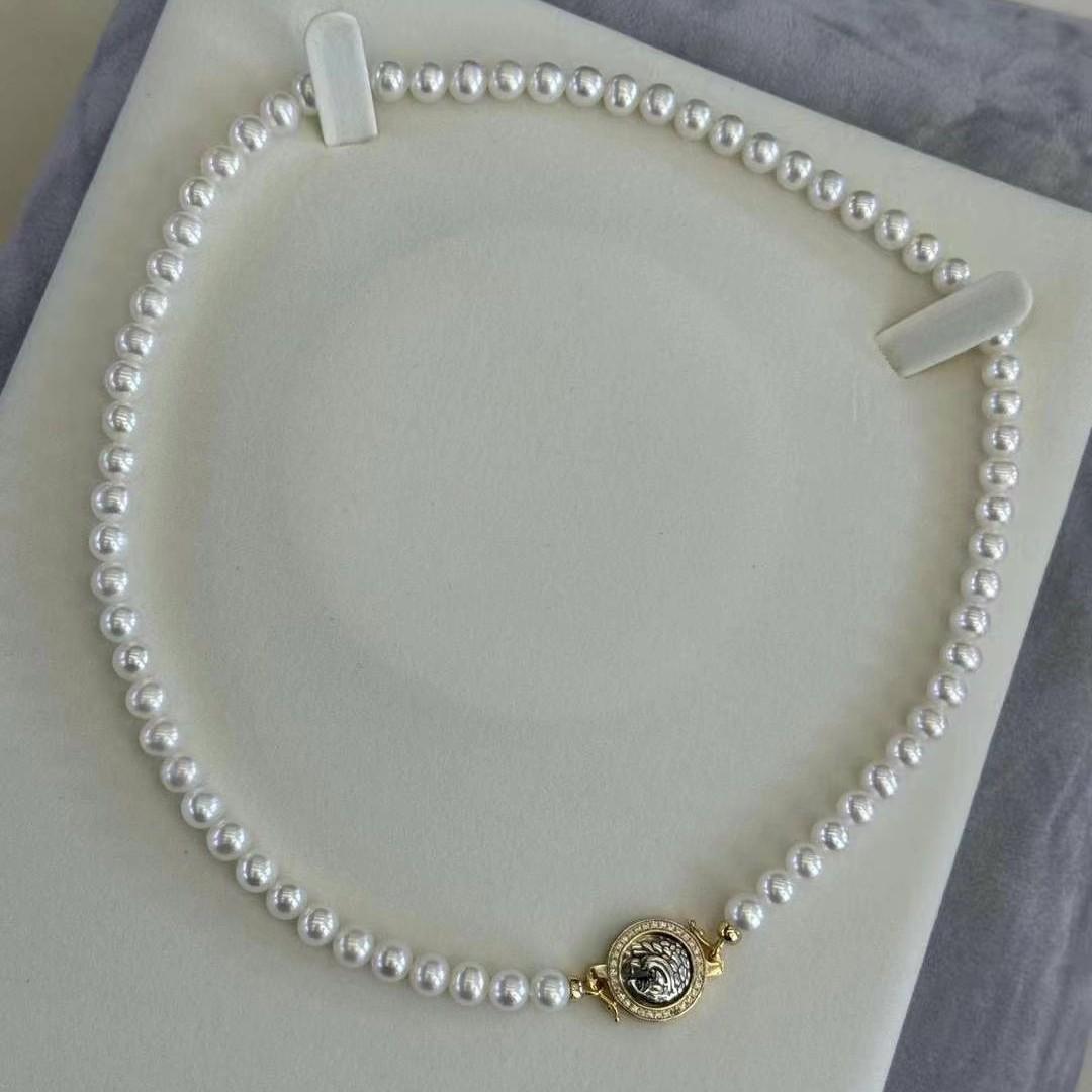 

Retro Style Versatile 5-6mm Freshwater Pearl Necklace with Coin Clasp білий