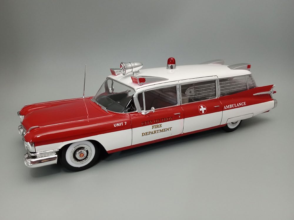 AMT Escala 1959 Ambulância Cadillac com Maca Kit Modelo de Plástico 1/25 (AMT1395)