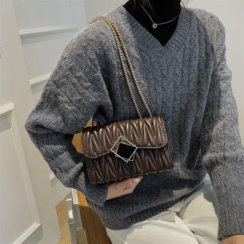 

Популярная модная повседневная женская сумка на цепочке с текстурой и сумкой через плечо на одно плечо. Нишевый дизайн. Чувство студенческих квадратных сумок.