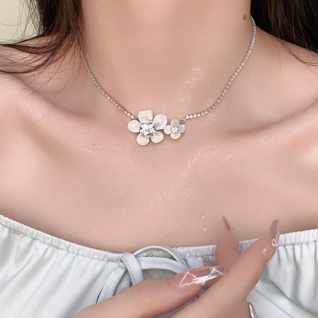 New Splicing White Flower Necklace High-end Sense Rhinestone Collarbone Chain Accessories Women Niche Design Neck Chain Accessories Women