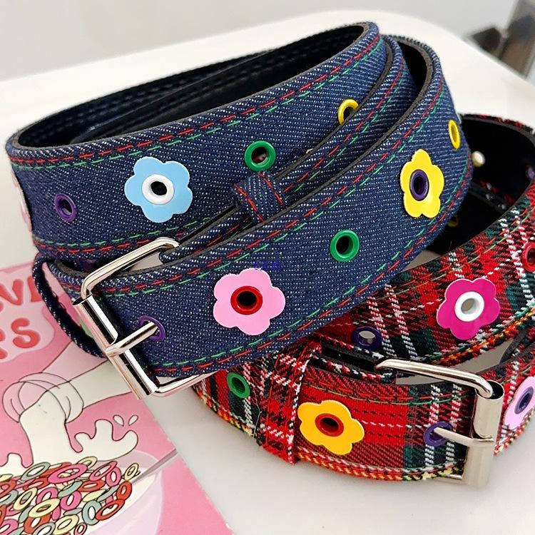 Dopamin 2 Accessoires Damen Vielseitiges Sommer-Outfit: Süß & Würzig im amerikanischen Stil mit Karorock & Ledergürtel.