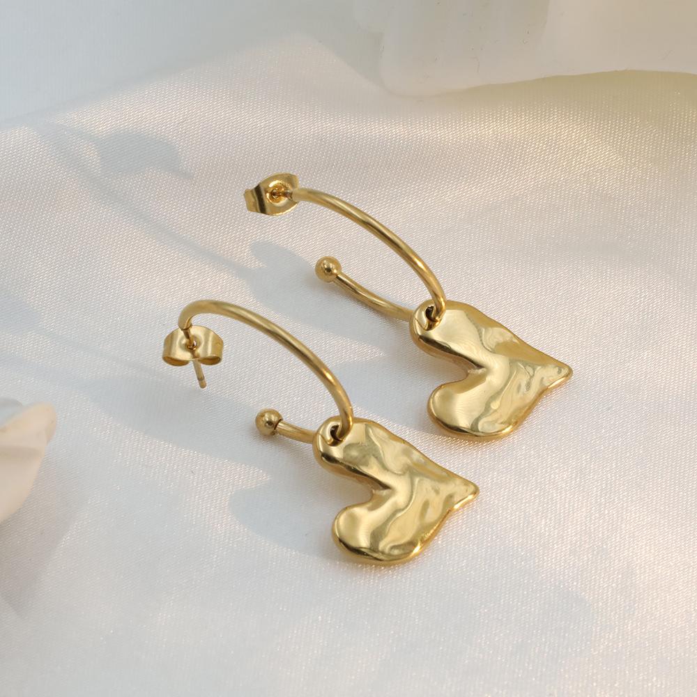 Personalisierte Leichte Luxus Unregelmäßige Pfirsichherz-Ohrringe Damen Nischen-Design Titanstahl Herz-Steckohrringe Ohrschmuck