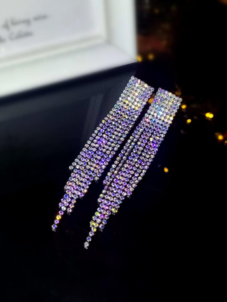 Schwarze Ohrhänger mit glänzenden Diamantquasten mit Farbverlauf