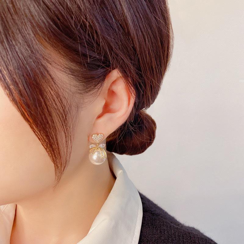 S925 Silver Needle Korean Fashion Heart Pearl Earrings - Elegant, Versatile Jewelry for Women.