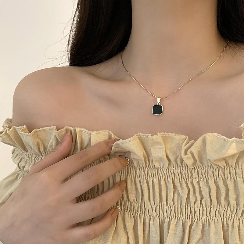 Black square pendant, collarbone neck chain, cold wind design sense, niche necklace, fashionable and versatile temperament