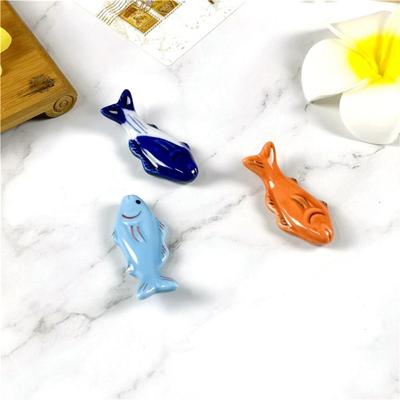 Chinesischer Stil Fischförmiger Keramik-Geschirr-Ständer Tischgeschirr-Regal Stäbchenhalter Stäbchenablage
