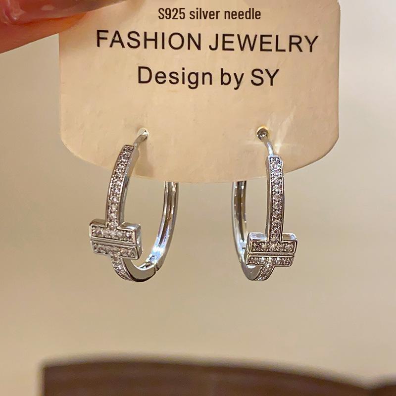 Ear Cuff Letra em Ouro 18K Banhado com Zircônia – Acessório de Brinco Elegante para Mulheres