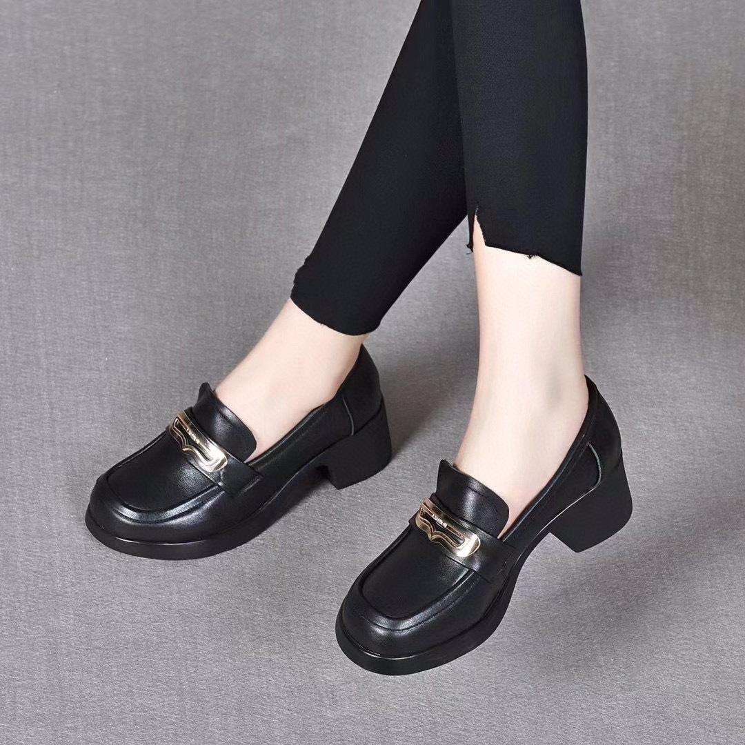 

Medium heel small leather shoes women s autumn new college style round head metal buckle first layer cowhide thick heel single shoes 34 чорний