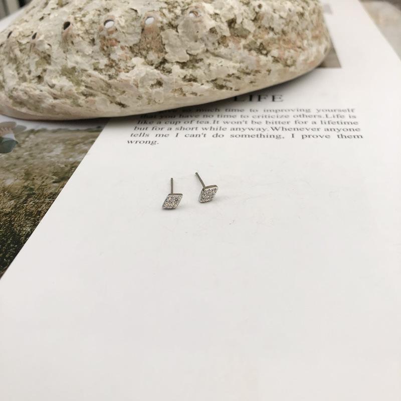 

Корейская версия Модный темперамент Ромбовидные геометрические серьги Милые серьги-гвоздики Женские