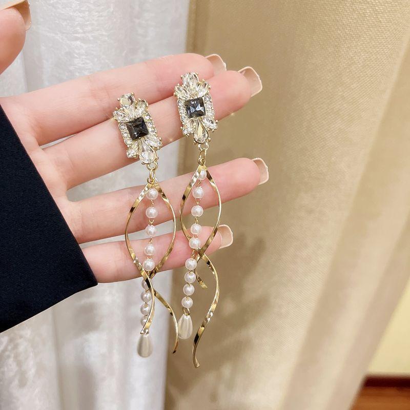 

Новое поступление Модные серьги-кисточки для похудения лица для женщин 2025 Новое поступление Элегантные популярные серьги-гвоздики Клипса для ушей без прокола Screw ear clip