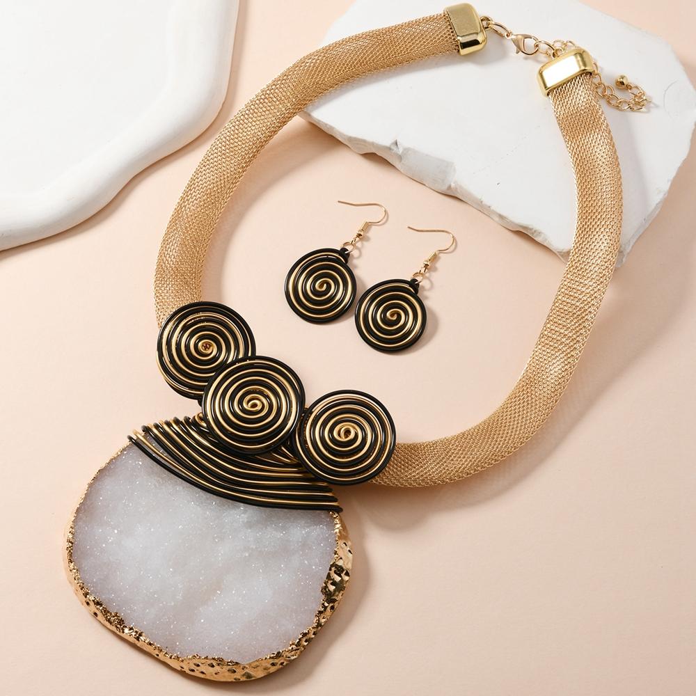 

New Design Aluminum Wire Oval Resin Gems Woven Statement Necklace Earrings Jewelry Set for Women Party Accessories серый