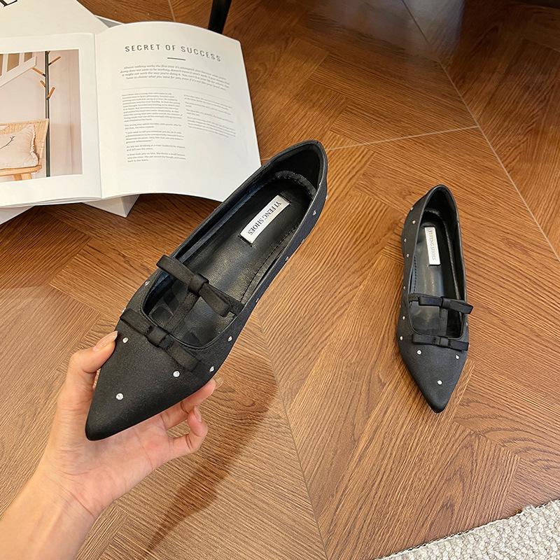 

Sheepskin version inner height-increasing shoes women s 2025 spring new black bow temperament socialite pointed head flat sole shoes rhinestone 33