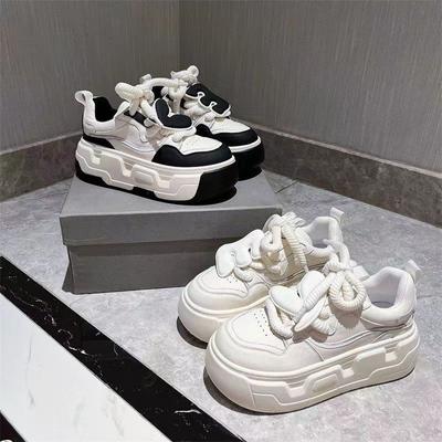 2024 Frühling Herbst Neuer Campus-Stil Damen Kiefernkuchen Dicke Sohle Höhenerhöhend Vielseitig Student Lässig Sportliche Board-Schuhe