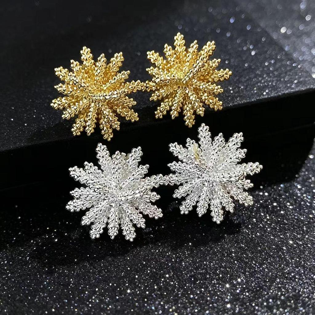 Korean Three-Dimensional Alloy Snowflake Stud Earrings - Elegant, Lightweight, Luxury Design for Women