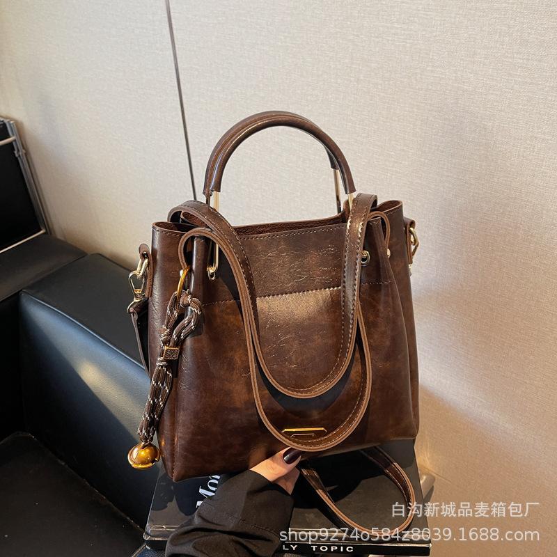 

Vintage niche women s bags 2025 new women s shoulder messenger bags large-capacity portable commuter tote bags темно-коричневого