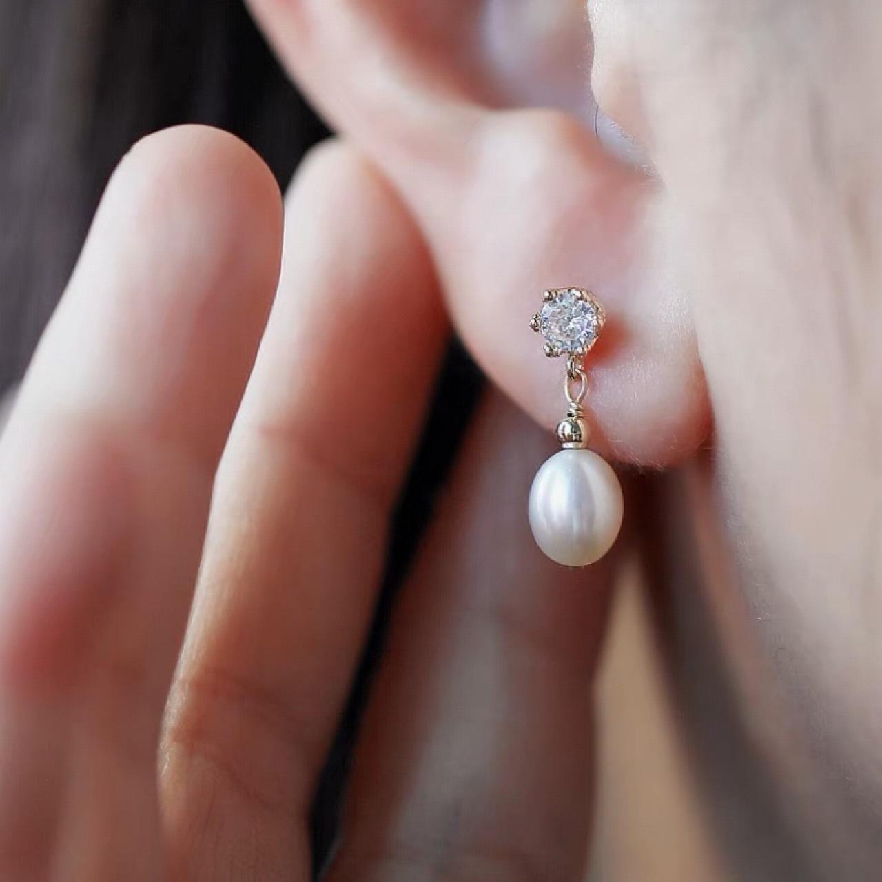 Simple and versatile temperament women s small crown zircon natural freshwater pearl 925 silver needle gold-plated stud earrings strong light rice bea Silver needle