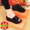 Zapatillas de cuero nuevas para mujer, tacón inclinado, pedrería, tira única, verano, boca de pez, suela blanda, versátiles, sandalias de plataforma gruesa