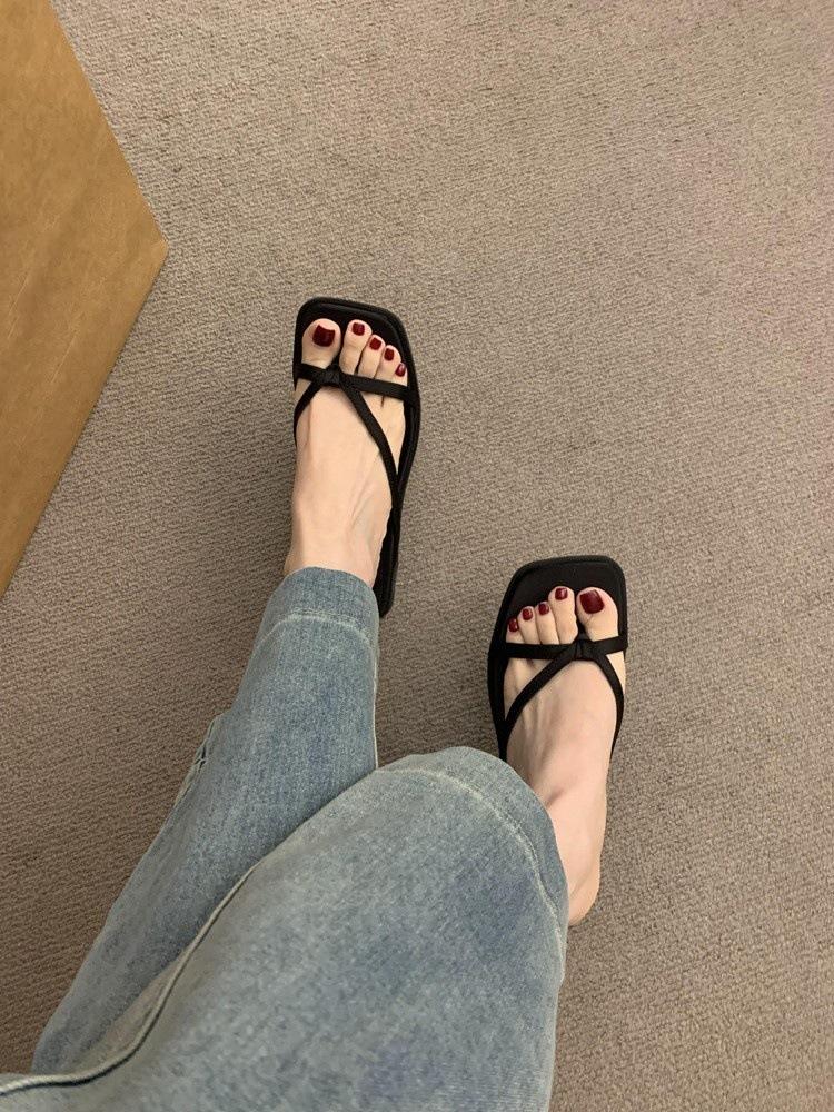 

Женские шлепанцы на толстой подошве, уличная обувь с открытым носком, квадратный носок, пляжная обувь, универсальные шлепанцы на одном слове 35 чёрный