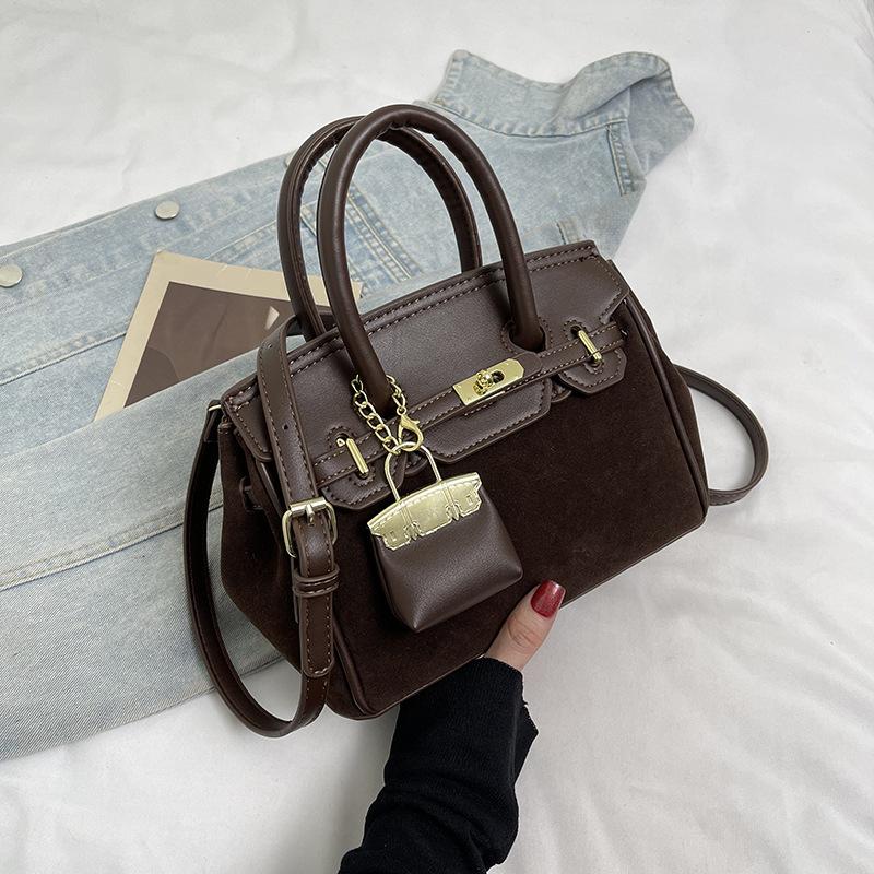 Retro Bag Women's Large Capacity 2025 New Autumn and Winter Versatile Niche Design Messenger Bag Portable Commuter Tote Bag