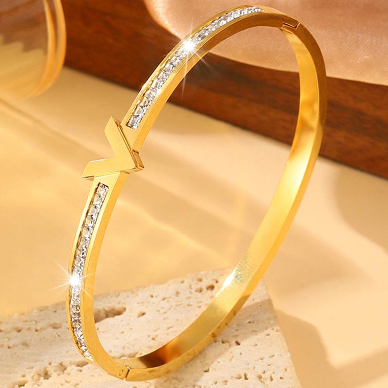 Couple Style Square Large V Jewelry Row Bracelet 17CM