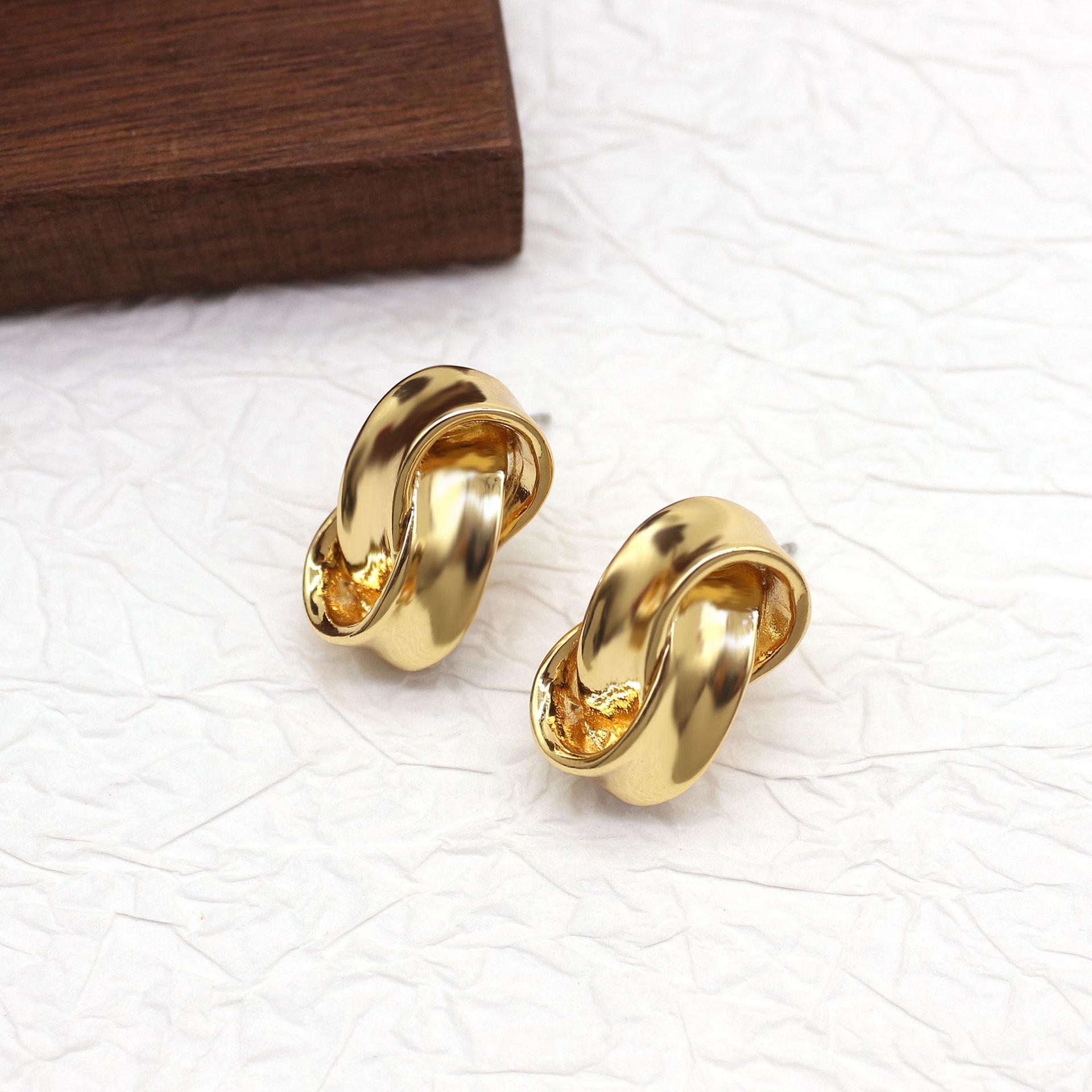 Серьги-гвоздики с узором  ромбовидный узел : Элегантный и универсальный дизайн для женщин