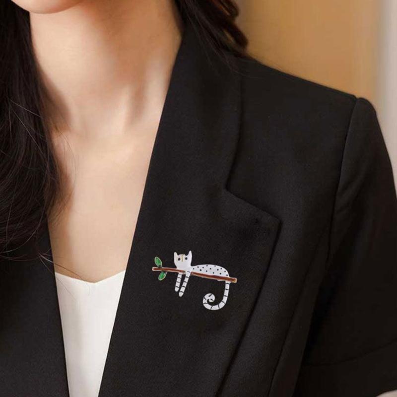 White Cat Lapel Pin for Women Lazy Cat Tree Pin Exquisite Enamel Cute Cat Branch Pin Badge Lapel Pin Jewelry Ornament