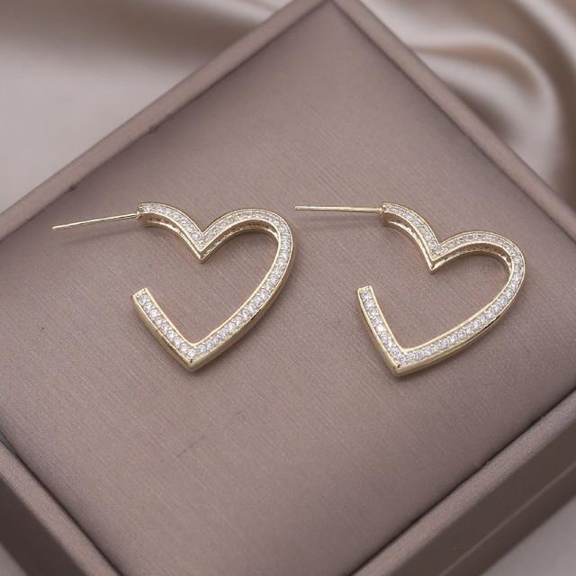 

Корейский дизайн модные ювелирные изделия с милой насечкой Love циркон 14 карат позолоченные серьги элегантные женские рабочие аксессуары белый