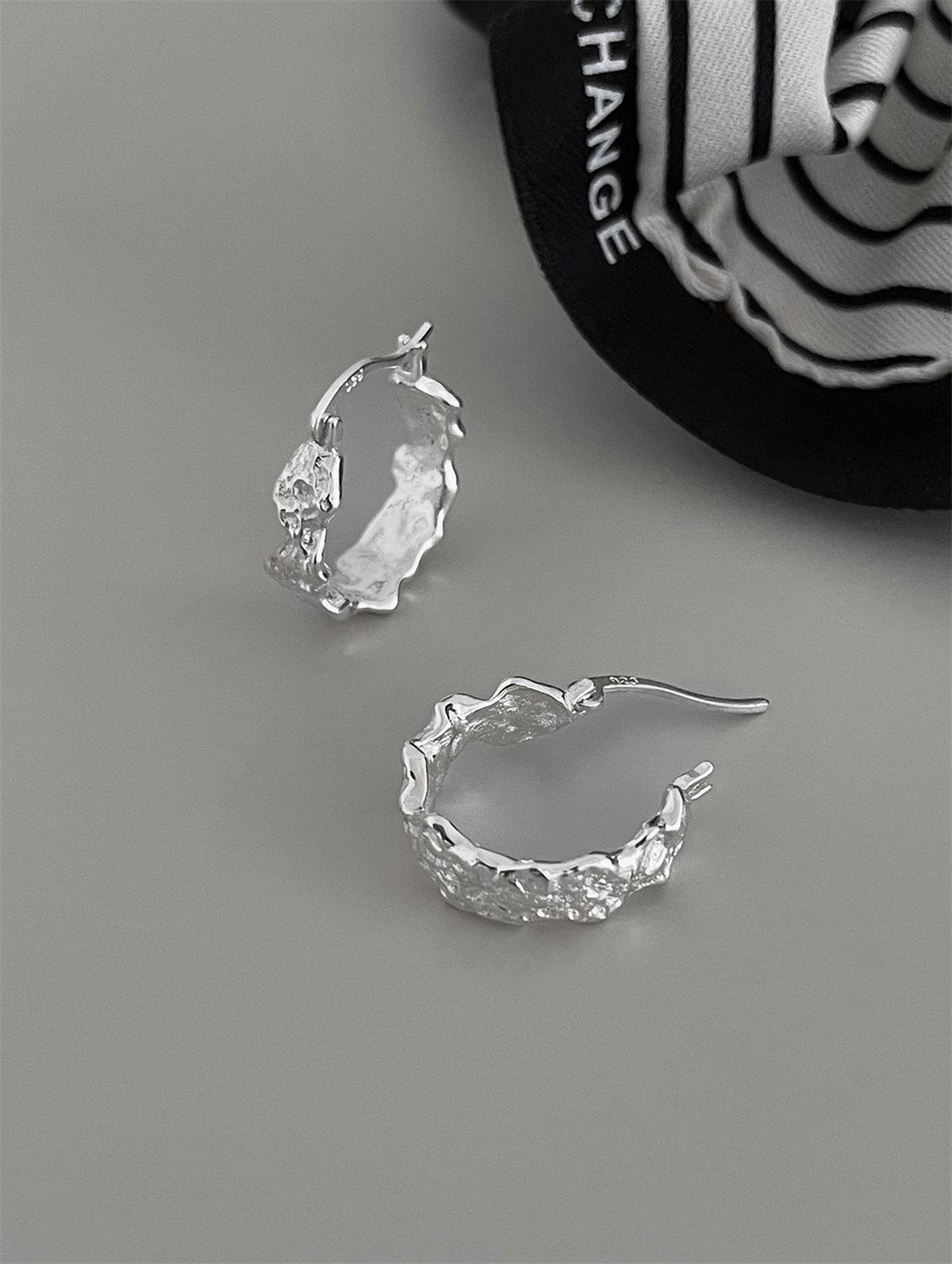 

925 серебряные игольчатые серьги необычной формы, нишевый дизайн, высококачественные серьги с узором из фольги, простые осенние новые серьги A pair of 925 silver needles