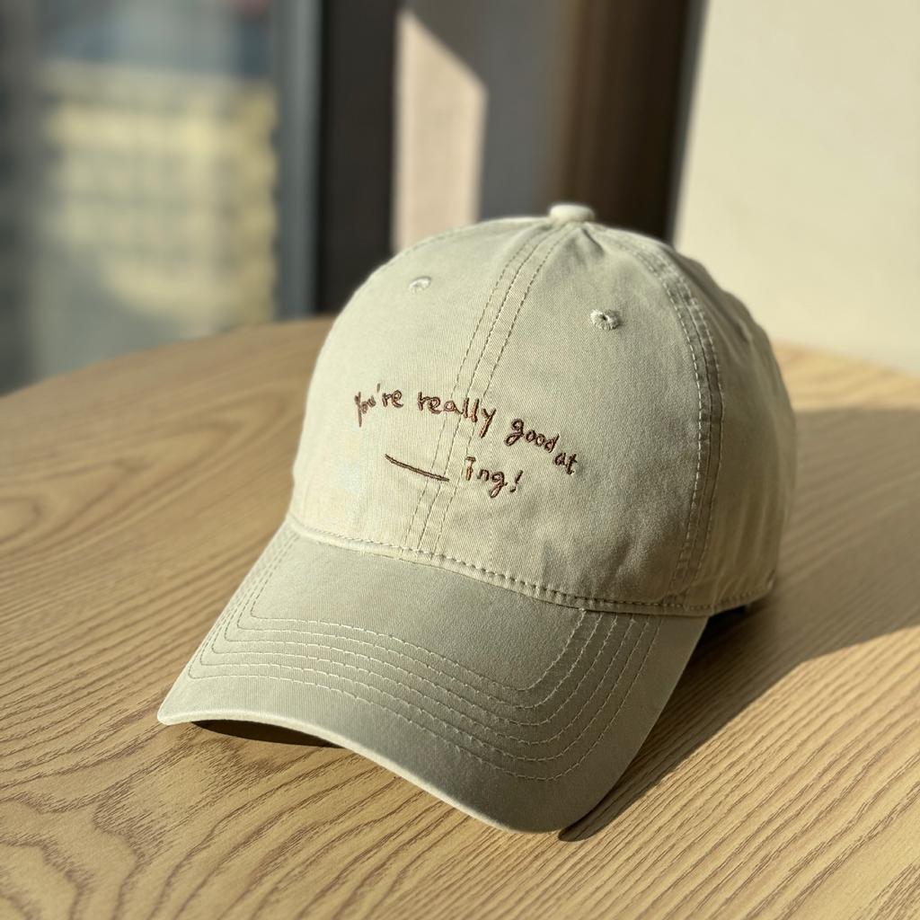 2026Neue stilvolle Baseballkappe mit weichem Schirm für Damen, Stickerei mit Buchstaben im japanischen Stil, Unisex-Frühlings-Sommer-Hut, der das Gesicht kleiner aussehen lässt